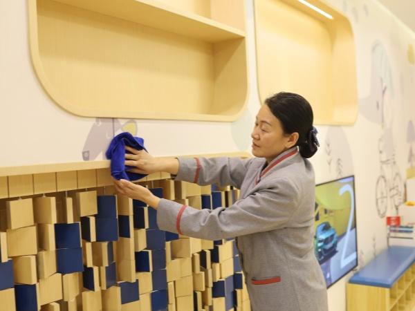 為什么現(xiàn)在學(xué)校都把清潔工作都外包了？